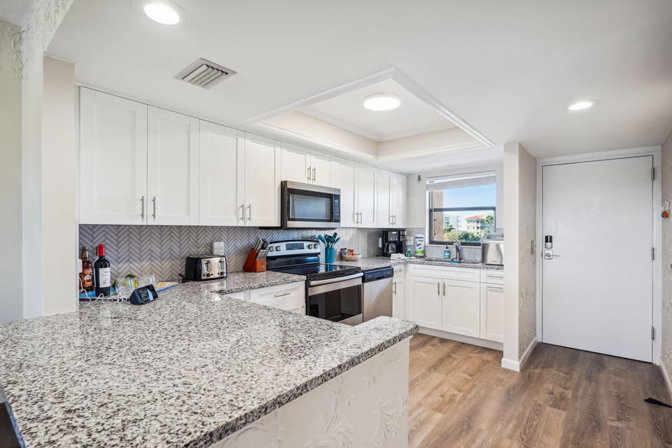 Condo, Multiple Beds (Bayshore Yacht & Tennis 409 - Premier) | Private kitchen | Oven, toaster