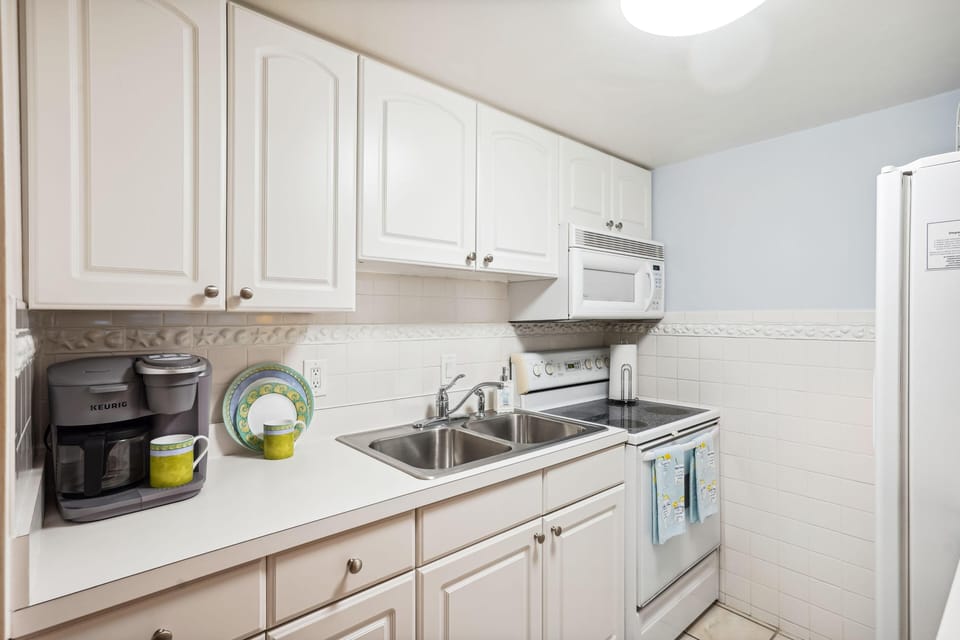 Condo, 1 King Bed (Harbor House 37) | Private kitchen | Oven, toaster