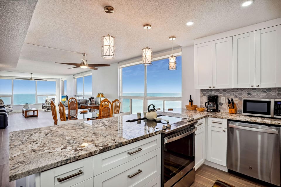 Condo, Multiple Beds (Madeira Vista 601) | Private kitchen | Oven, toaster