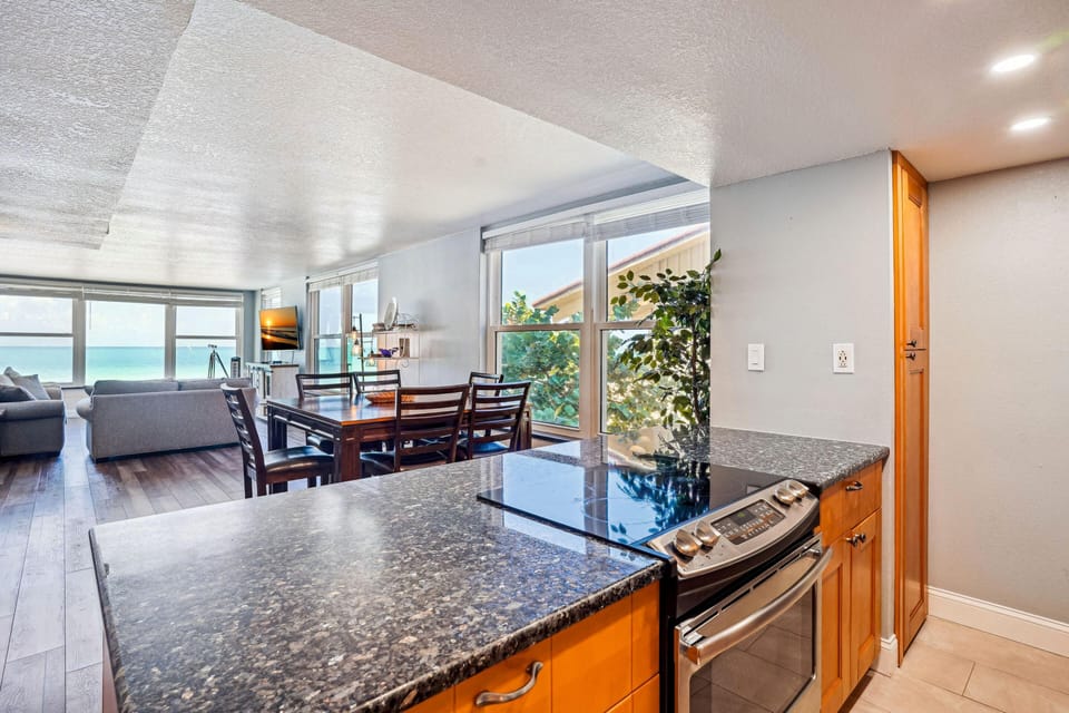 Condo, Multiple Beds (Madeira Vista 201) | Private kitchen | Oven, toaster
