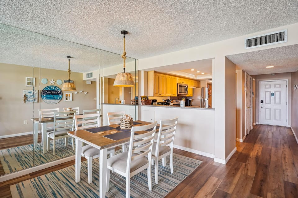 Condo, 1 King Bed (Land's End 3-402 Bay Front) | Dining