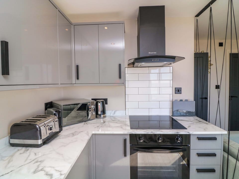 Cottage | Private kitchen | Fridge, electric kettle, toaster, cookware/dishes/utensils