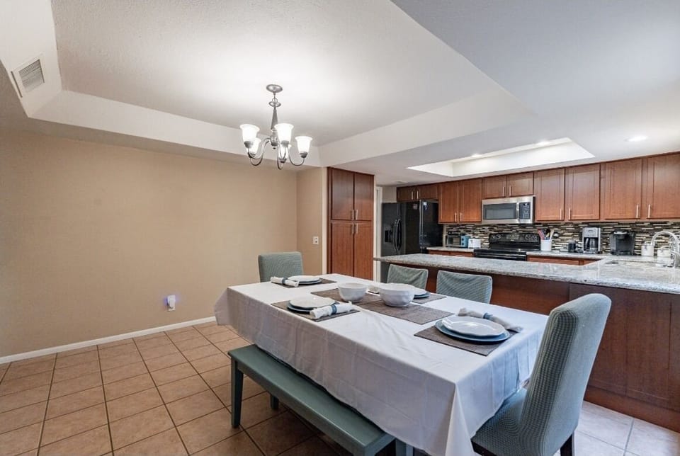 Seating for 6 in dining area. 