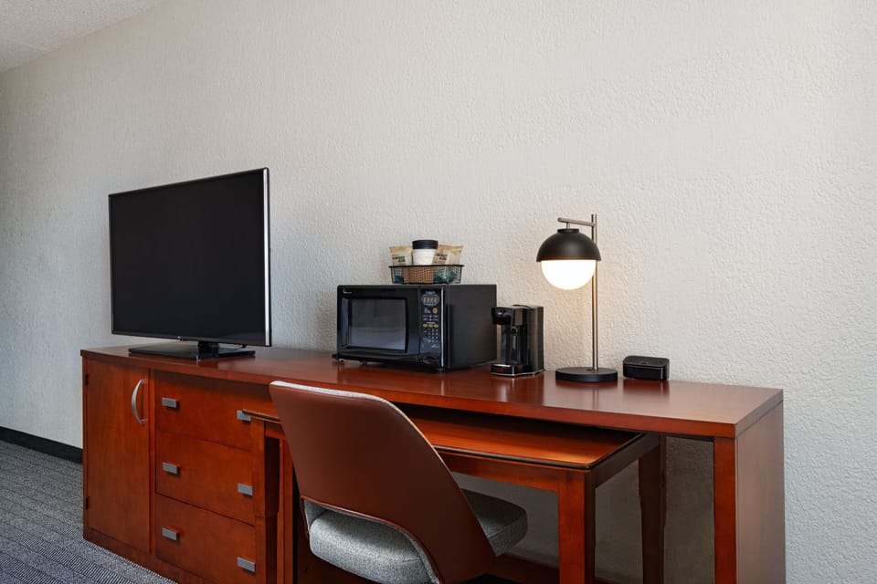 Hypo-allergenic bedding available, in-room safe, desk, laptop workspace