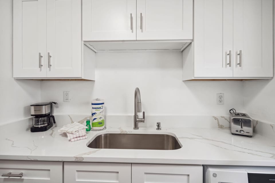 Condo, 1 Queen Bed (Beach Livin 1 - 1 Bedroom Downstairs) | Private kitchen | Oven