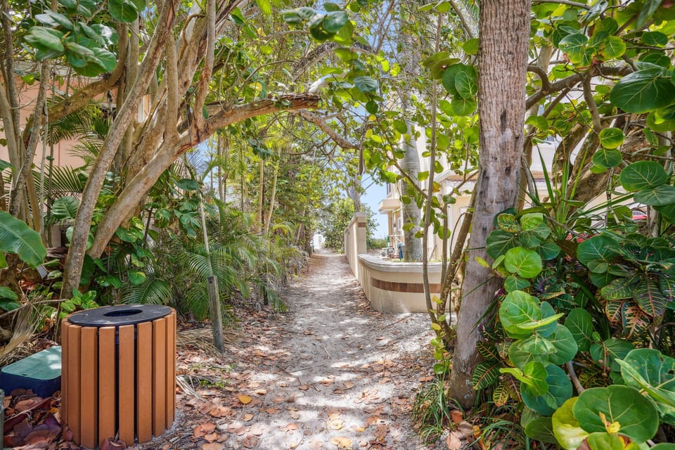 Condo, 1 Queen Bed (Beach Livin 1 - 1 Bedroom Downstairs) | Property grounds