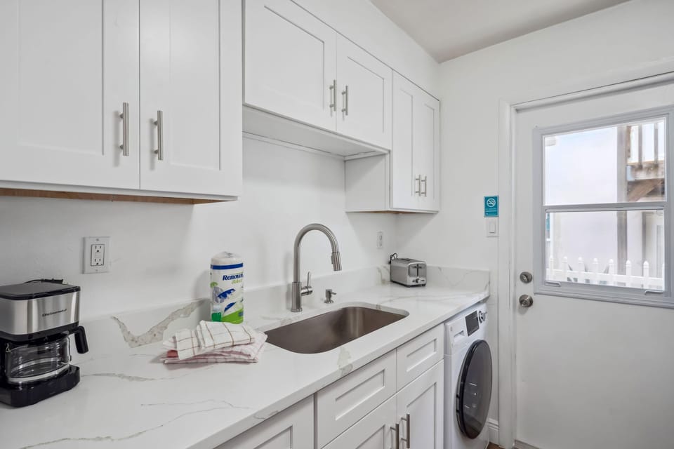 Condo, 1 Queen Bed (Beach Livin 1 - 1 Bedroom Downstairs) | Private kitchen | Oven