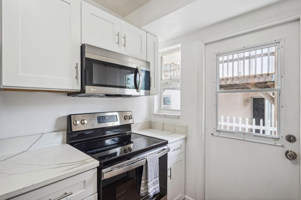 Condo (Beach Livin 2 - 1 Bedroom Downstairs) | Private kitchen | Oven