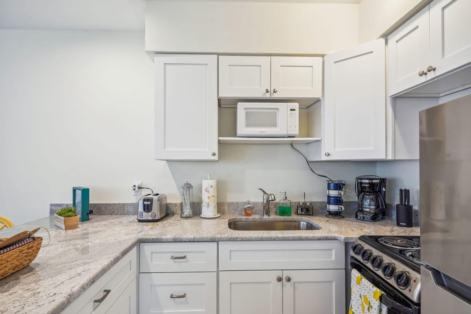 Condo, 1 King Bed with Sofa bed (Beach Quarters #4) | Private kitchen | Oven, toaster
