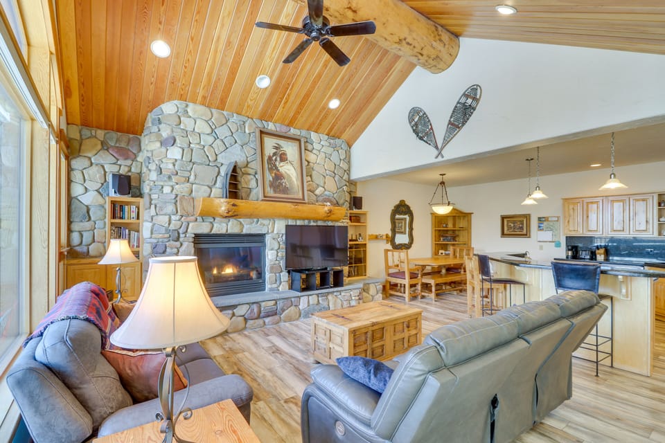 Great Room | Gas Fireplace | Cable TV | 1st Floor