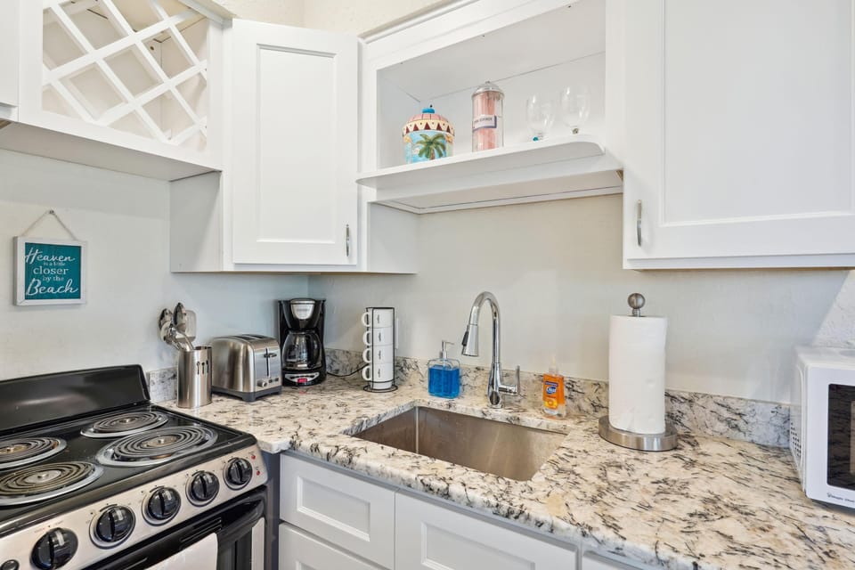Condo, 1 King Bed with Sofa bed (Beach Quarters #5) | Private kitchen | Oven, toaster