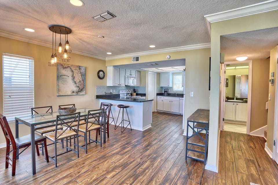 House, Multiple Beds (Beach Haven #C6) | Dining