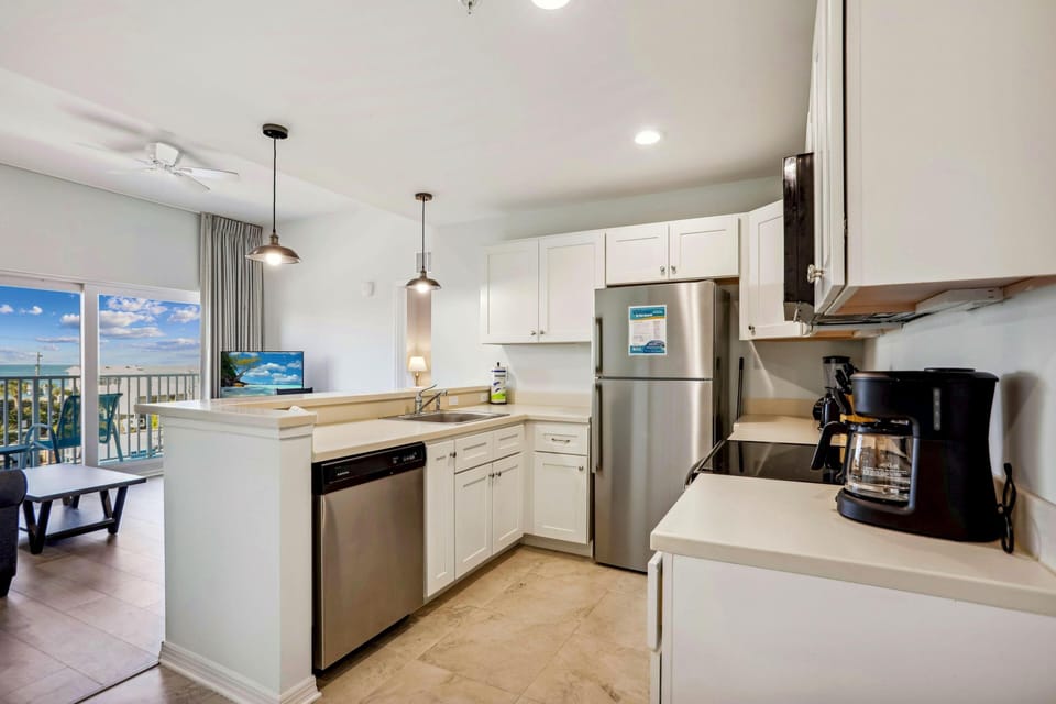 Condo, Multiple Beds (Madeira Bay Resort I 1408) | Private kitchen | Oven