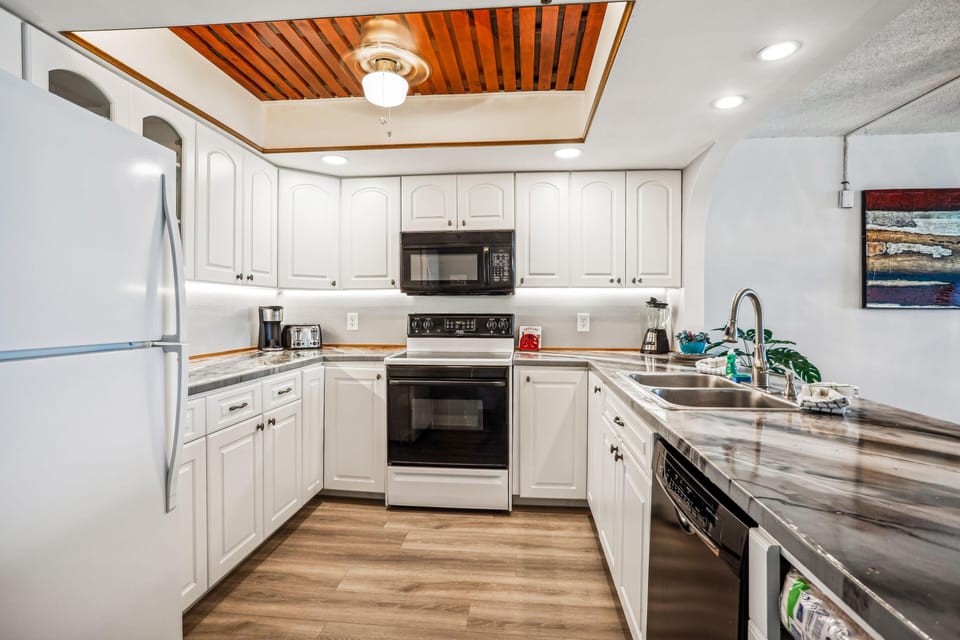 Condo, Multiple Beds (Sand Castle II #2901- Premier) | Private kitchen | Oven, toaster