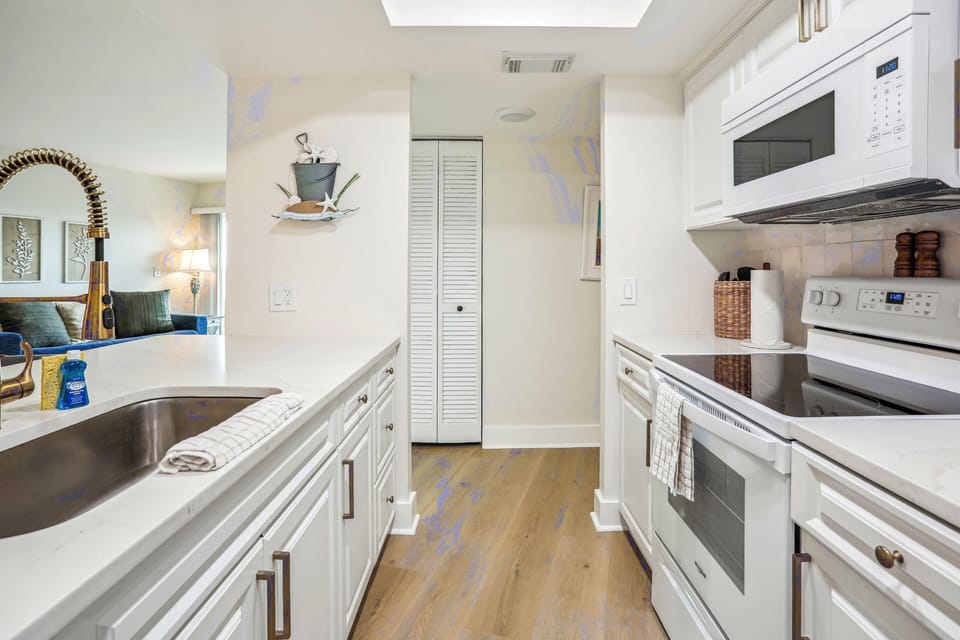 Condo, Multiple Beds (Land's End 1-406 Bay Front - Premier) | Private kitchen | Oven, toaster