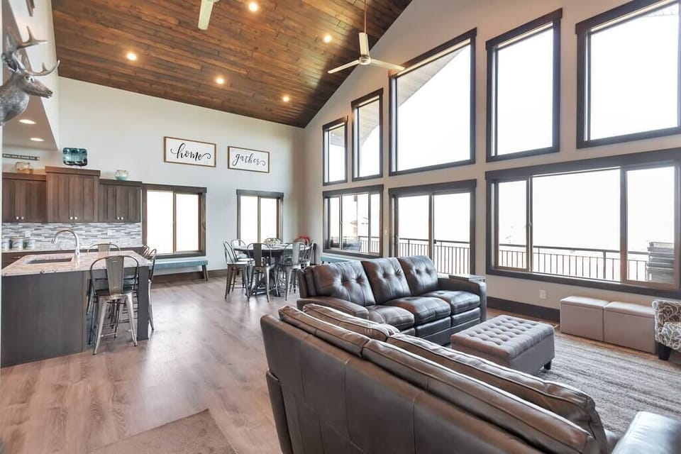 Large, open room for dining and entertaining (1)