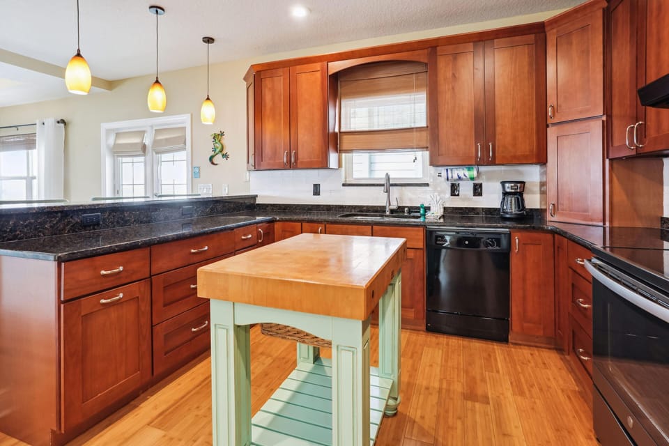 House, Multiple Beds (Gulfport Getaway) | Private kitchen | Oven, toaster