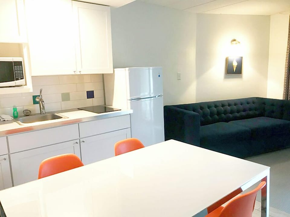 Deluxe Suite, Kitchenette ( Pool View Efficiency) | WiFi (free), bed sheets