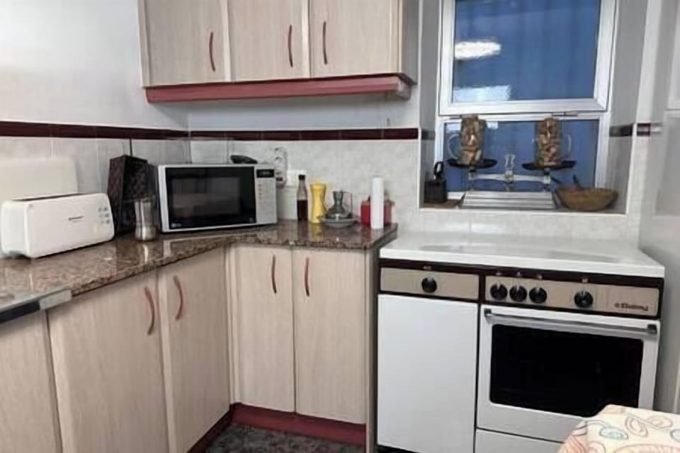 Cuenta con Horno de gas, nevera, lavadora, cafetera italiana.