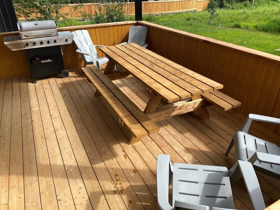 Pic-nic table available on the terrasse 