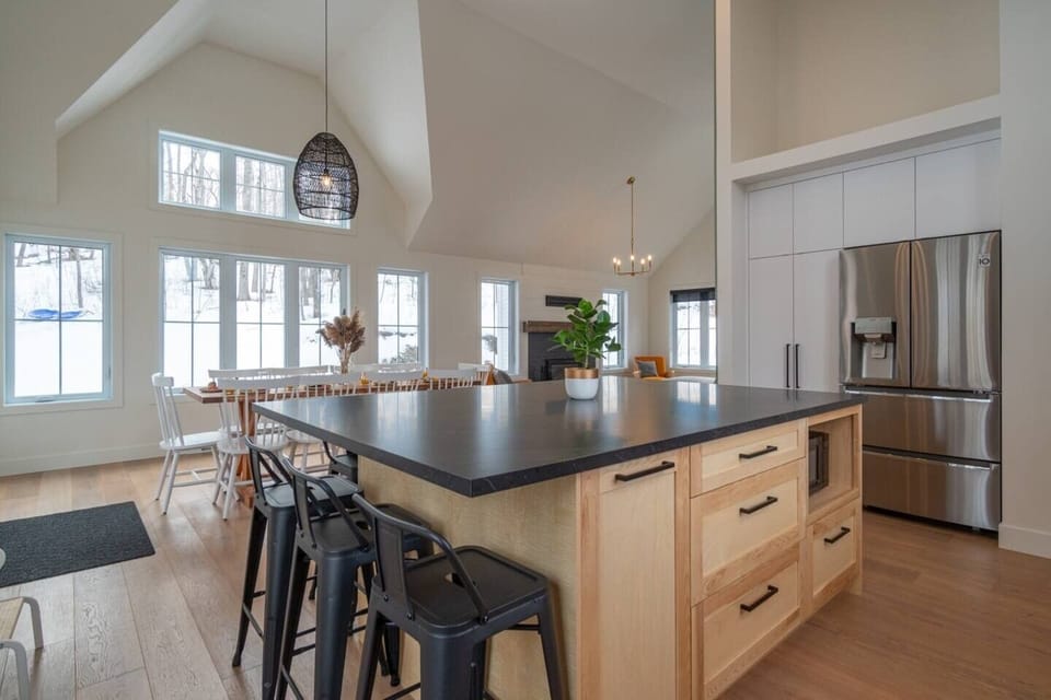 View of the island in the kitchen (1)