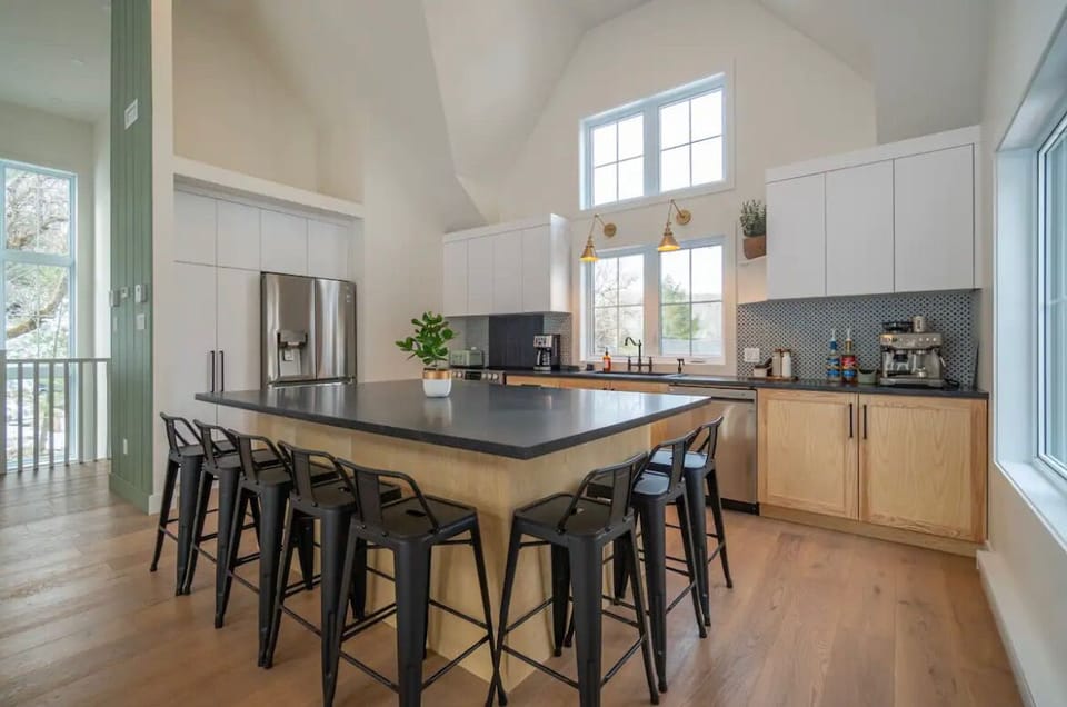 View of the island in the kitchen (2)