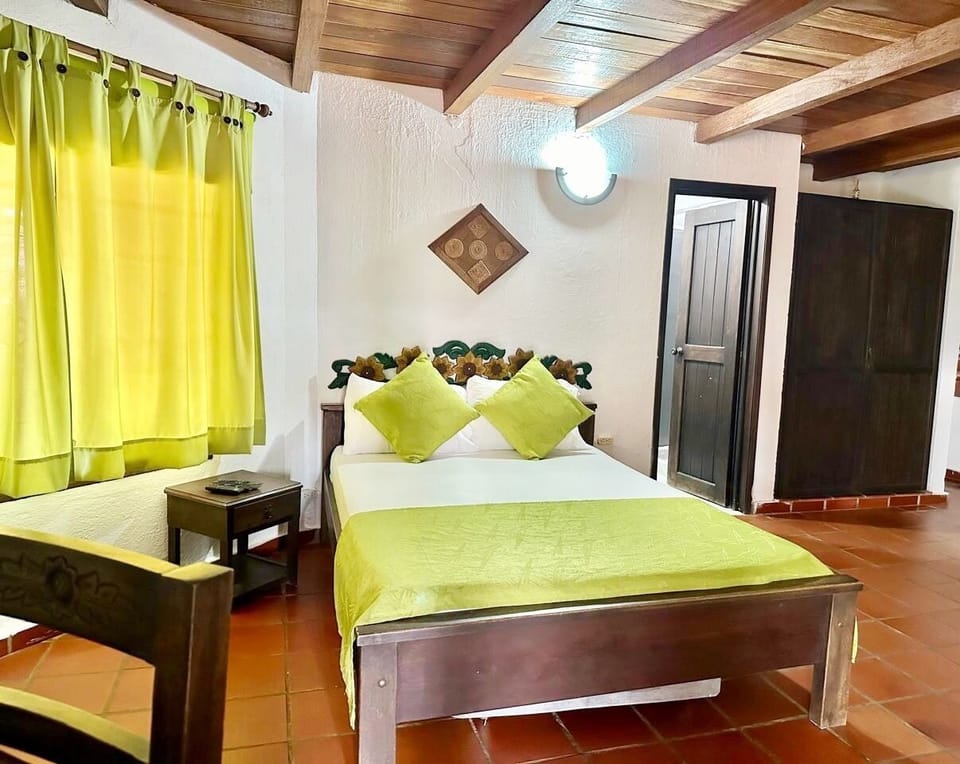 Comfort Room | Hypo-allergenic bedding, desk, laptop workspace, free WiFi