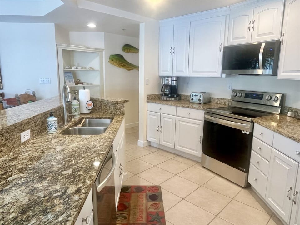 Plenty of counterspace in this kitchen