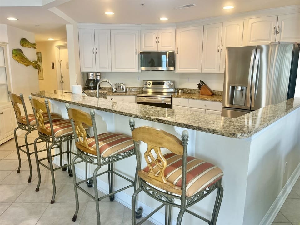 Breakfast bar with seating for 4