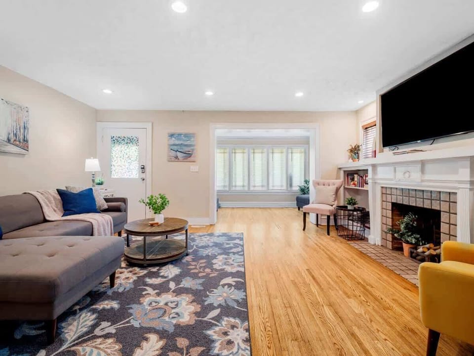 Bright living space w/ comfortable seating & natural light filling the room