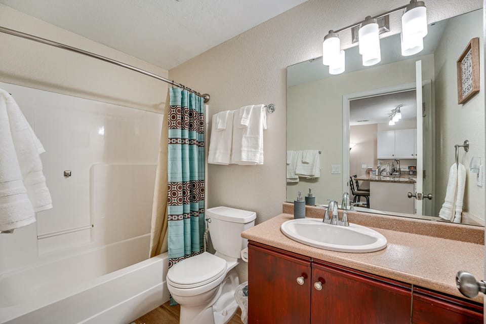 Full Bathroom | Towels Provided