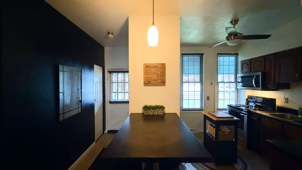 Kitchen Bar/Island