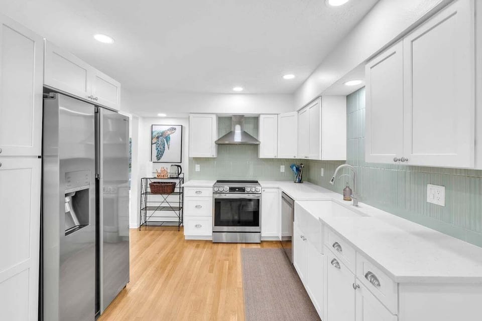 Skip the restaurants (if you want to). This kitchen's got everything: oven, microwave, fridge, dishwasher—even a TV so you don't miss a moment.