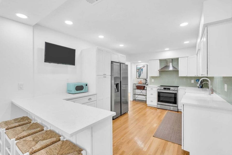 Skip the restaurants (if you want to). This kitchen's got everything: oven, microwave, fridge, dishwasher—even a TV so you don't miss a moment.