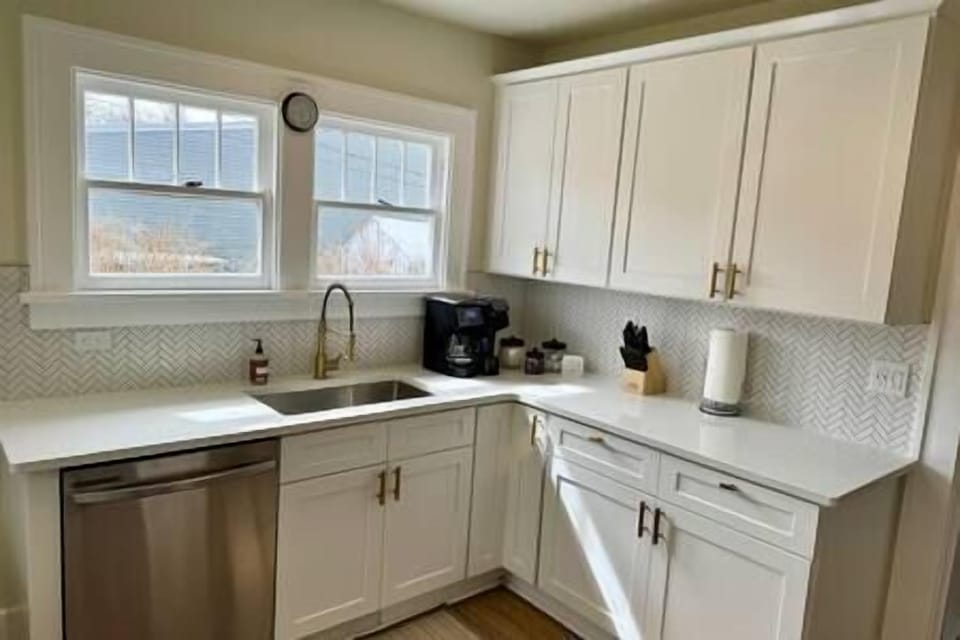 Enjoy cooking and eating in this beautifully remodeled kitchen 