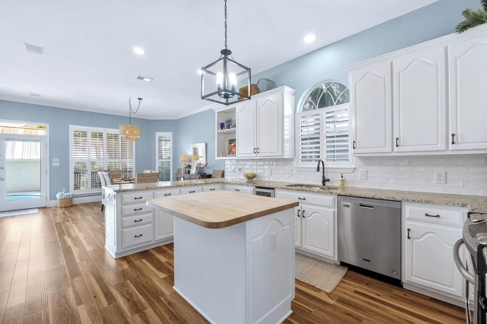 Large kitchen with a kitchen island - Perfect for meal preps! 