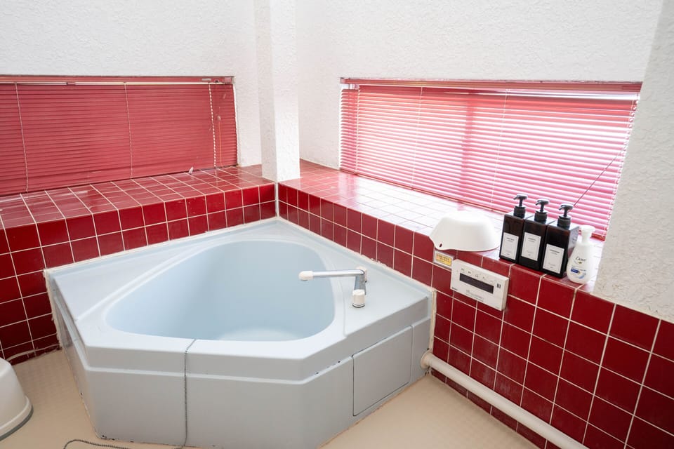 Combined shower/tub, free toiletries, slippers, towels