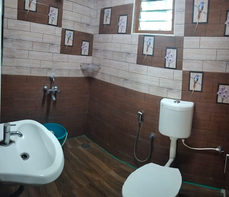 Deluxe Room | Bathroom | Shower, rainfall showerhead, towels