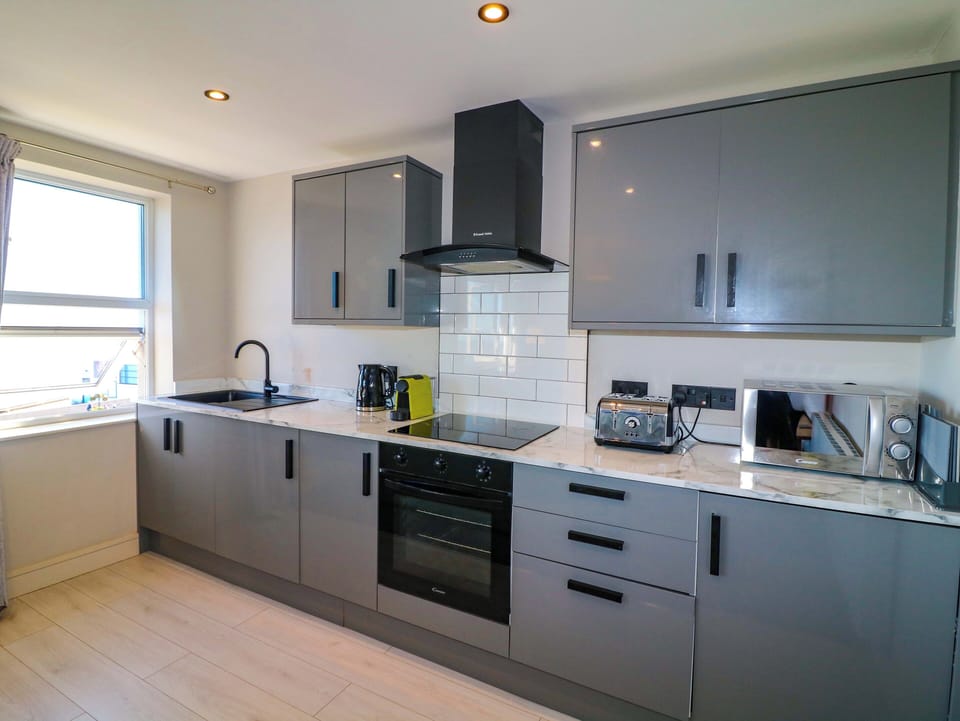 Cottage | Private kitchen | Fridge, electric kettle, toaster, cookware/dishes/utensils