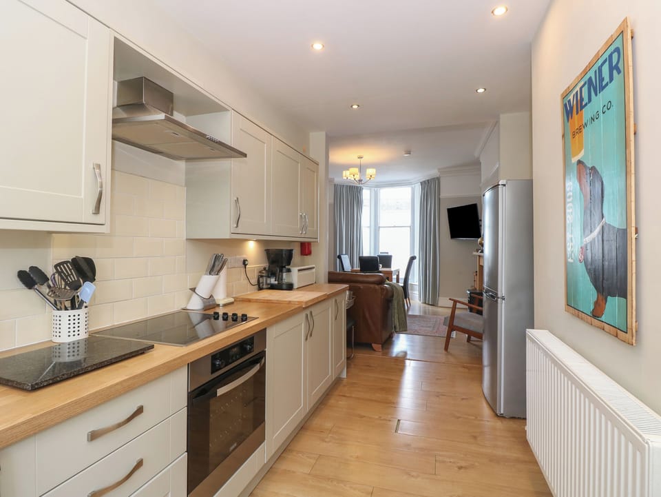 Cottage | Private kitchen | Fridge, dishwasher, cookware/dishes/utensils