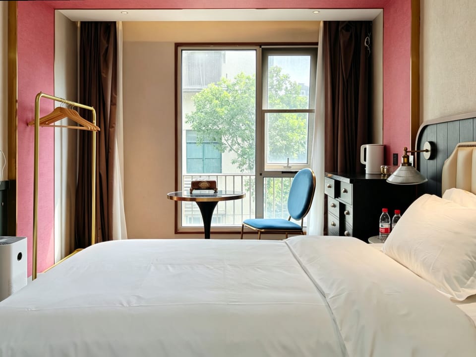 Superior Twin Room | Bathroom | Shower, rainfall showerhead, free toiletries, hair dryer