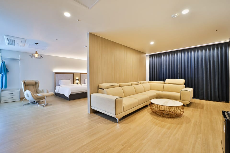 Family Suite | Blackout drapes, free WiFi, bed sheets