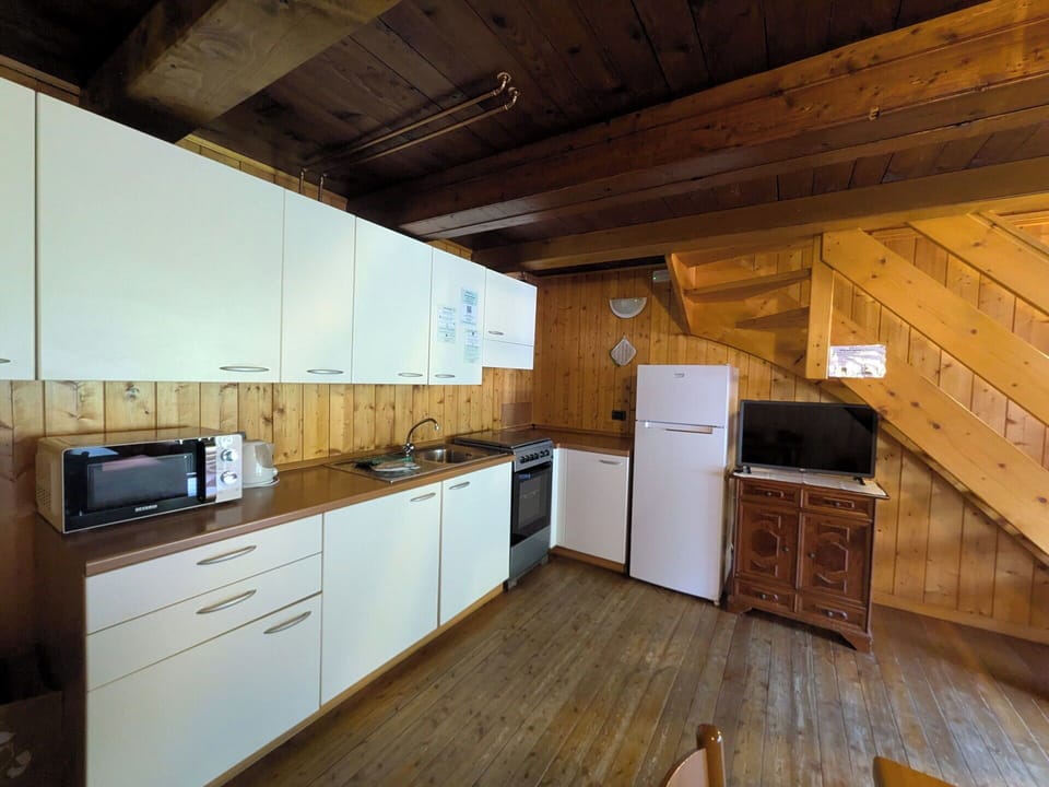 Wood, Flooring, Floor, Ceiling, Wood Flooring, Interior Design, Hardwood, Wood Stain, Room, Plank