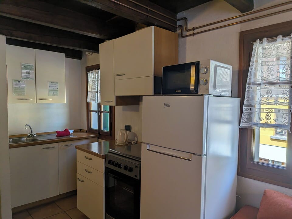 Kitchen Appliance, Kitchen, Major Appliance, Wood, Flooring, Cabinetry, Countertop, Refrigerator, Furniture, Floor