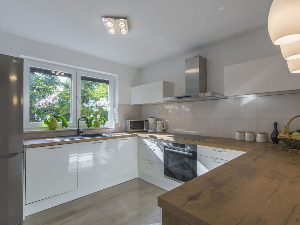 Cabinetry, Kitchen Sink, Countertop, Property, Tap, Sink, Window, Building, Kitchen, Lighting