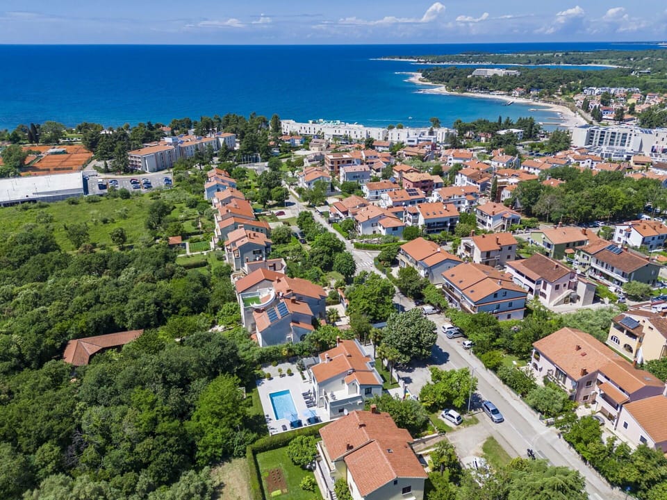 Water, Sky, Daytime, Blue, Azure, Building, Tree, Urban Design, Neighbourhood, Coastal And Oceanic Landforms
