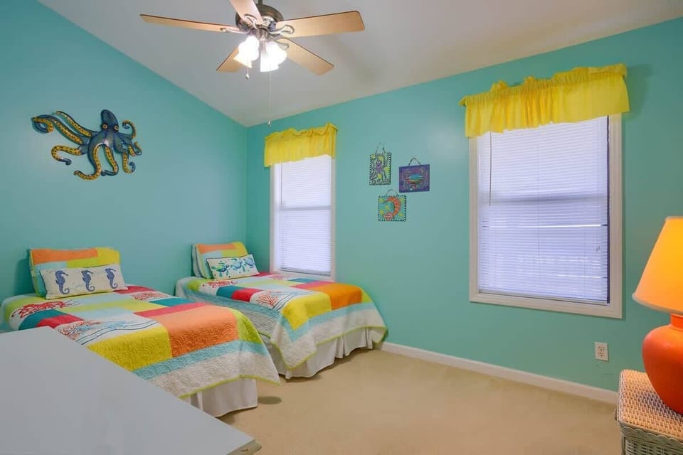 Guest Bedroom with 2 Twins