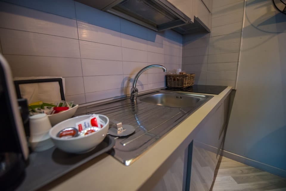Design Suite | Private kitchen | Microwave, espresso maker, coffee/tea maker, electric kettle