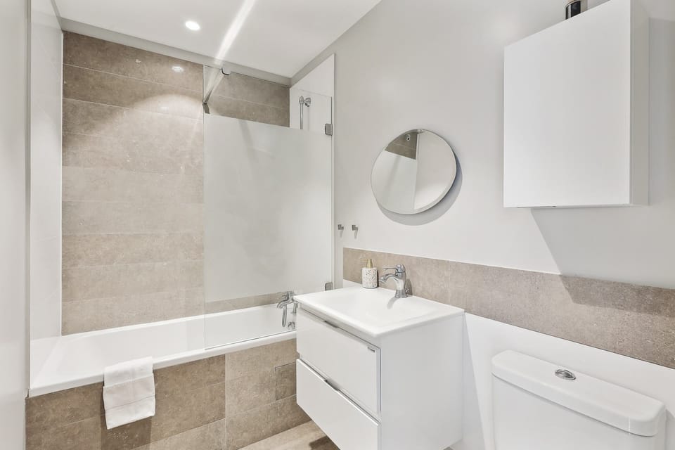 The en-suite bathroom