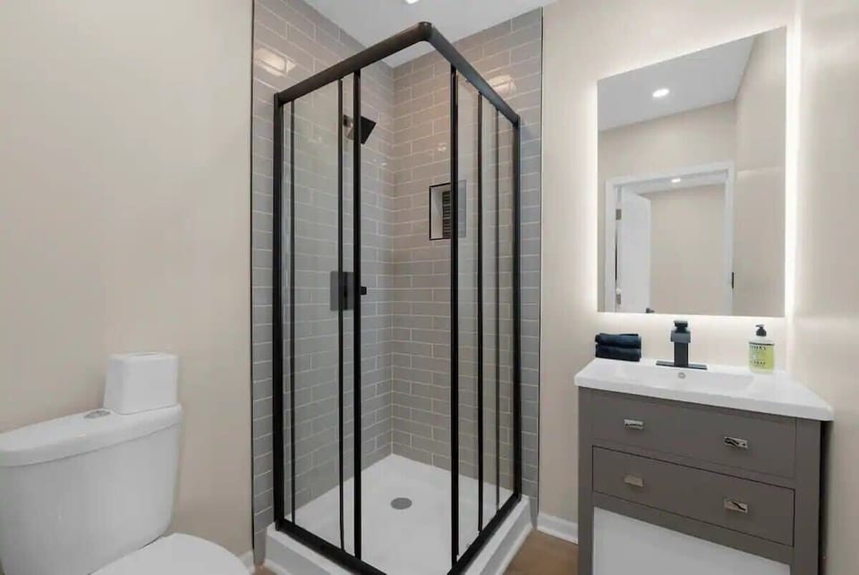 Ensuite bathroom to King Bedroom